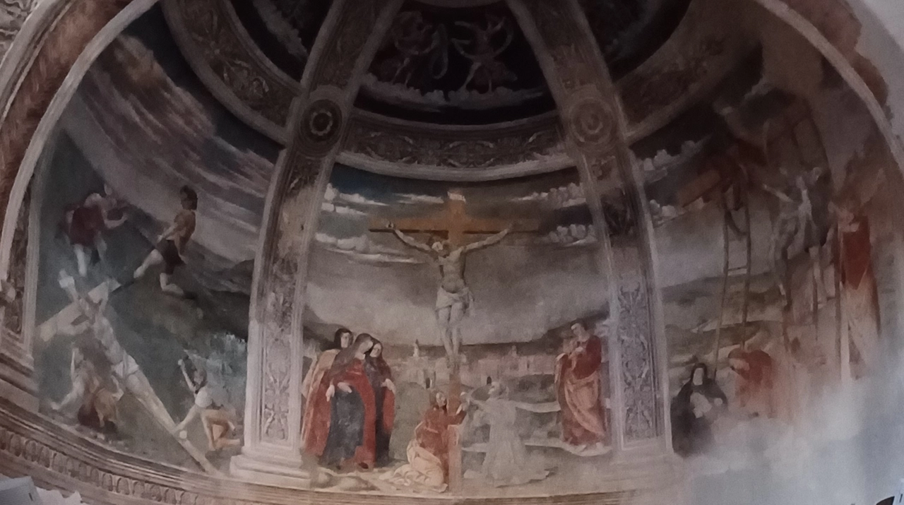 La chiesa Madonna della Misericordia a Tortoreto Alta: sullo sfondo lo stesso borgo medioevale