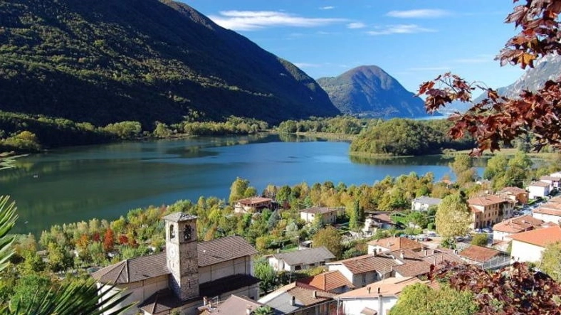 Uno scorcio del lago Ceresio dall'estremità meridionale Uno scorcio del lago Ceresio dall'estremità meridionale