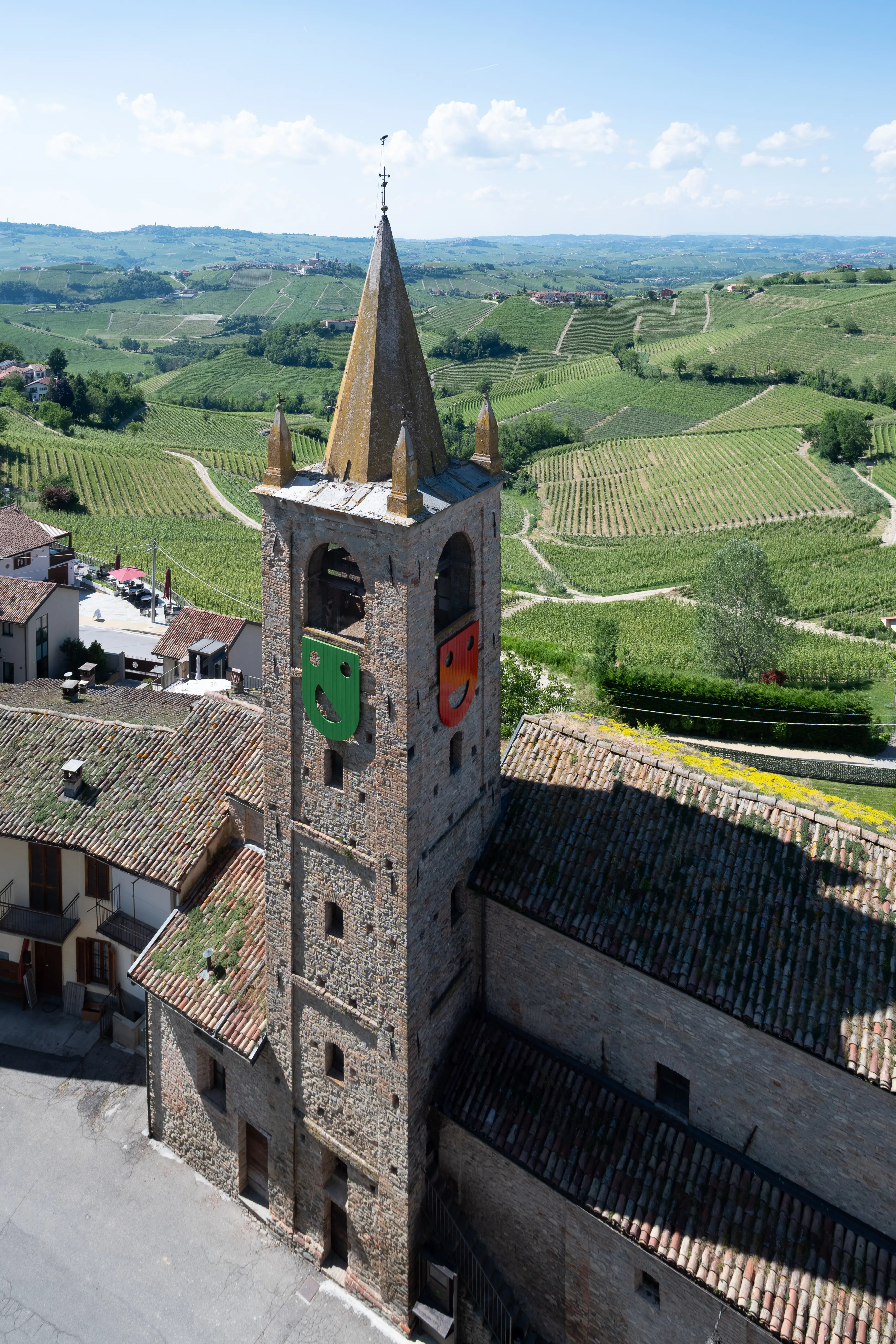 Moodclock e Tenuta Cucco: a Serralunga d’Alba arte e vino dialogano su campanili e castelli