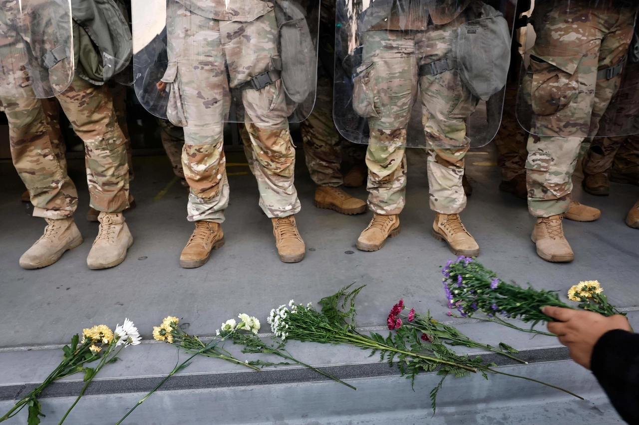 Los Angeles, i manifestanti lasciano fiori alla Guardia Nazionale