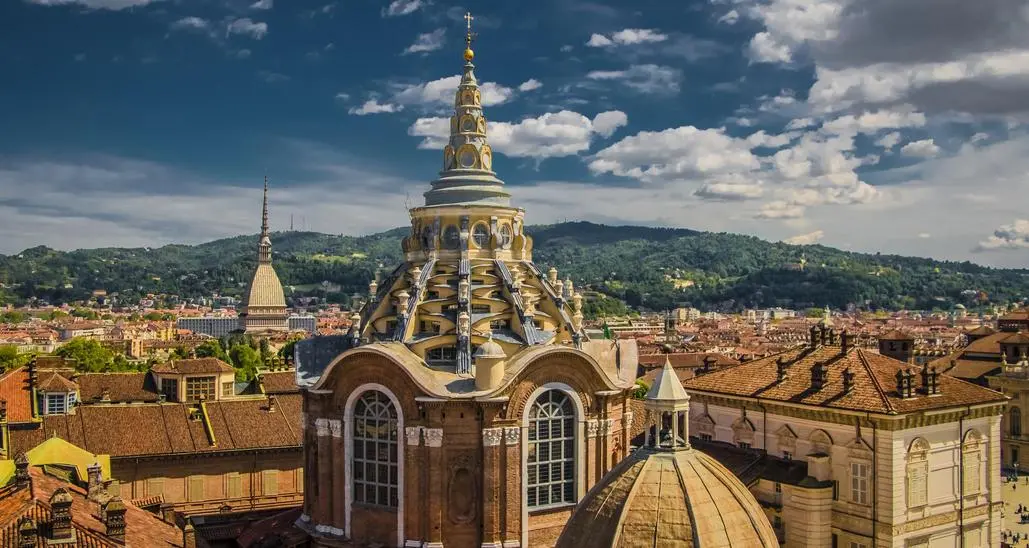 Una regione ricca di storia e natura. Dagli antichi fasti del capoluogo agli echi poetici delle campagne tra le Alpi imponenti e il Po maestoso. Borghi antichi e paesaggi senza tempo. Un viaggio nel cuore autentico del Nord e nelle sue suggestive architetture